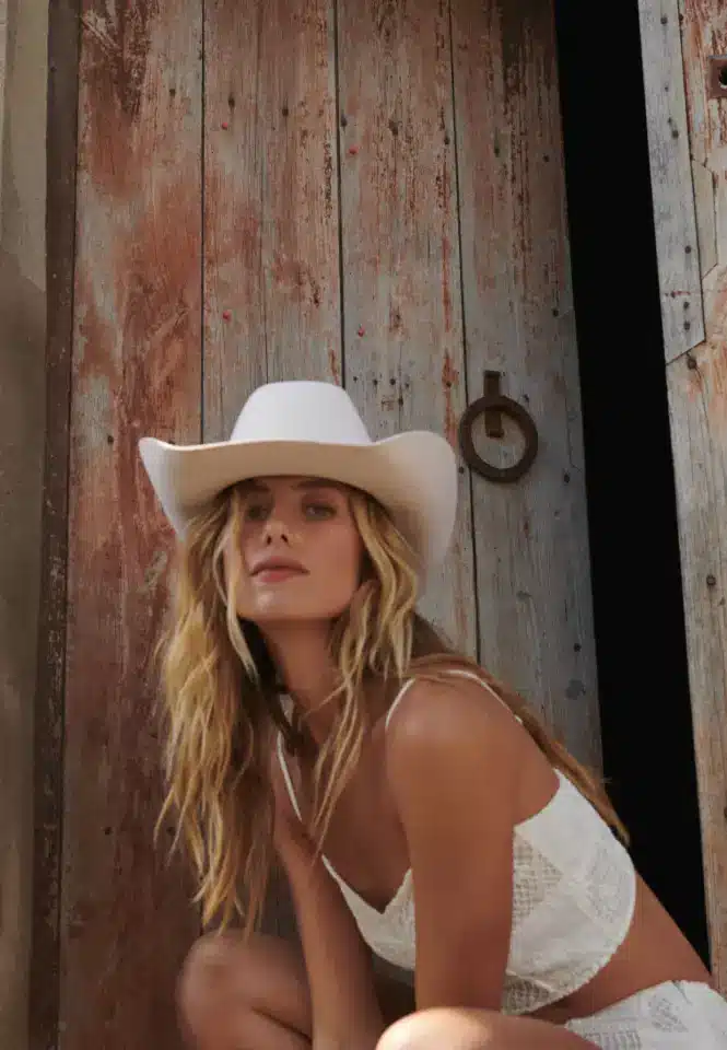 Cowquette-sombrero-blanco-Boho-Chic Chica boho chic sombrero